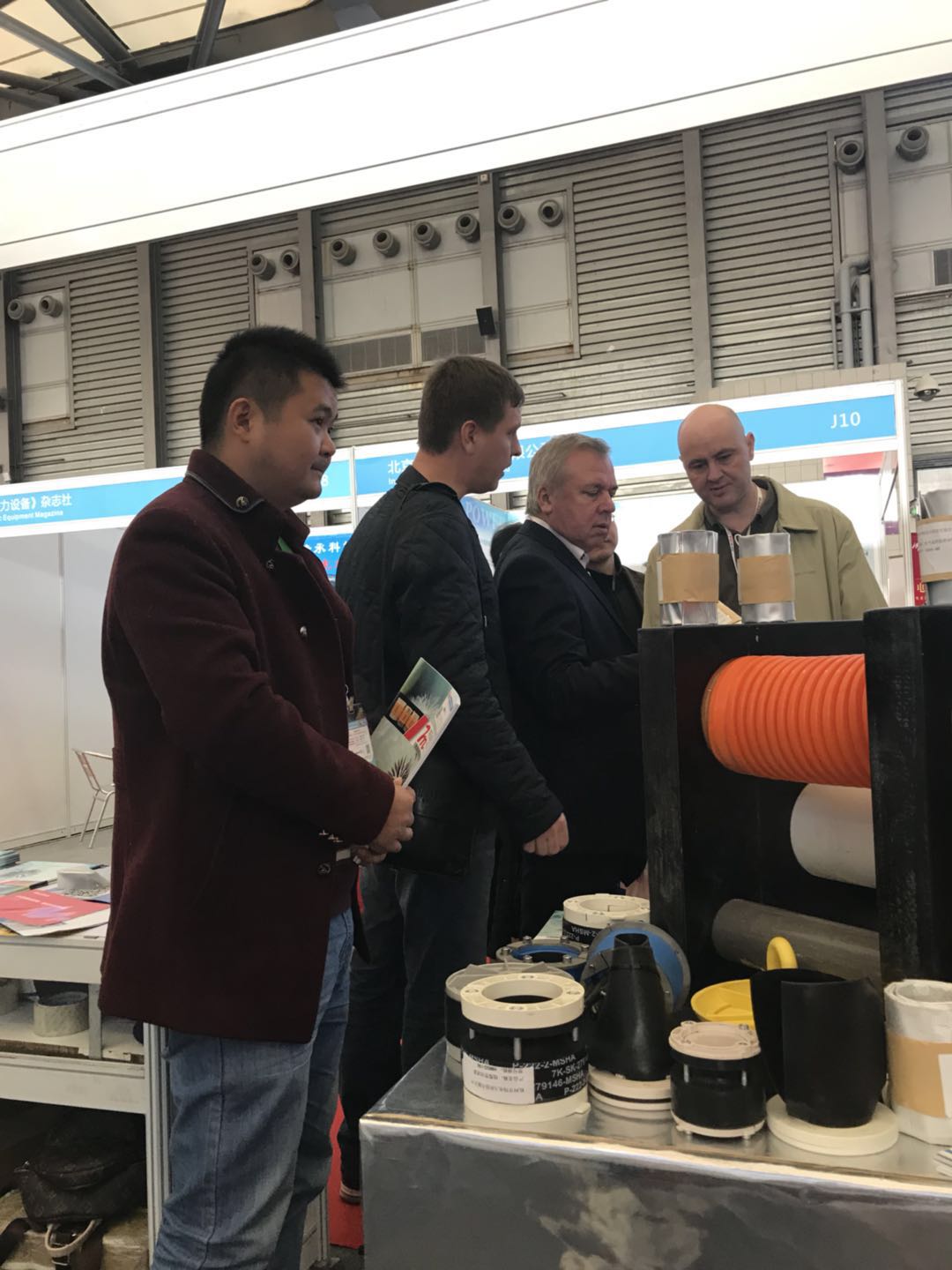 展會期間向外國友人介紹亨瑪牌充氣管道封堵